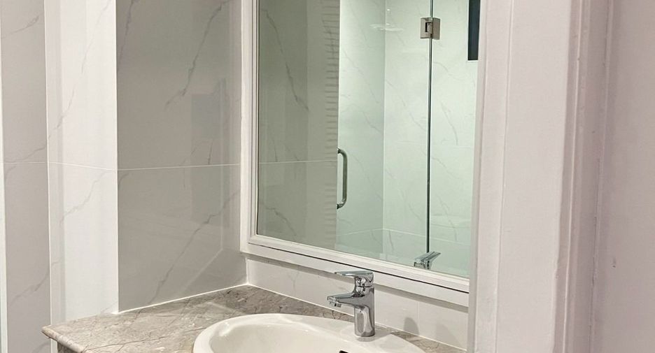 For rent 4 bedrooms condo in Watthana, Bangkok