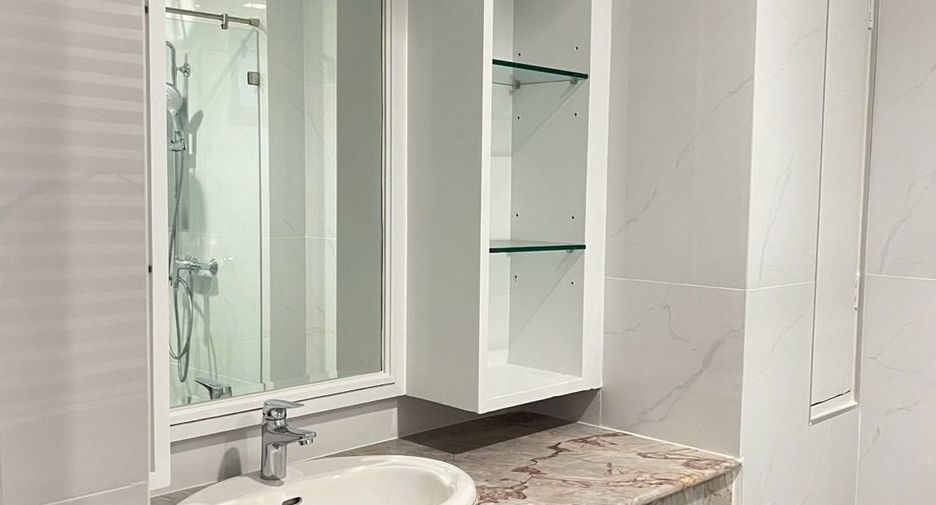 For rent 4 bedrooms condo in Watthana, Bangkok