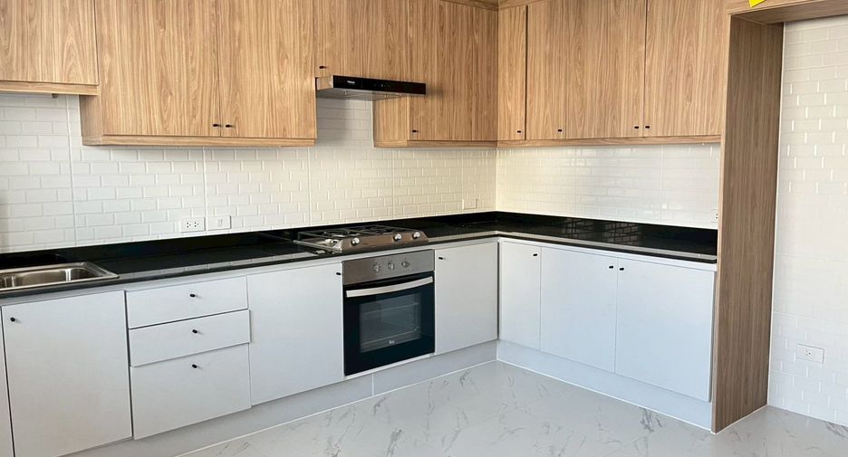 For rent 4 bedrooms condo in Watthana, Bangkok