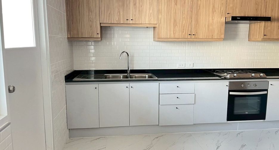 For rent 4 bedrooms condo in Watthana, Bangkok