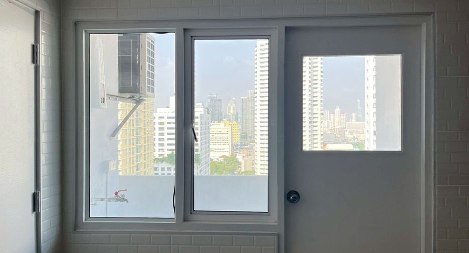 For rent 4 bedrooms condo in Watthana, Bangkok