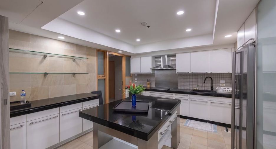 For rent 4 bedrooms condo in Pathum Wan, Bangkok
