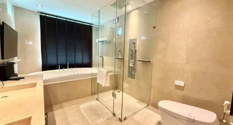 For rent 4 bedrooms condo in Pathum Wan, Bangkok