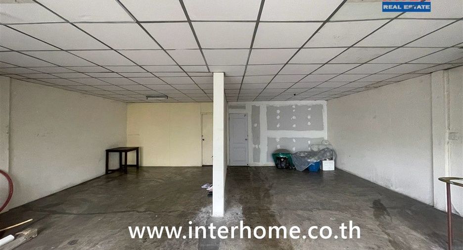 For sale 5 bedrooms retail Space in Khan Na Yao, Bangkok