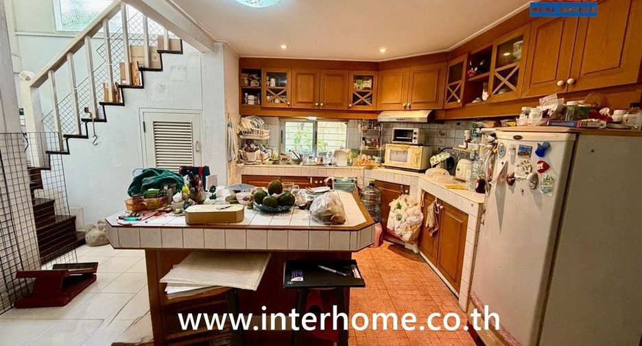 For sale 3 bedrooms house in Phaya Thai, Bangkok
