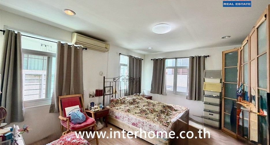For sale 3 bedrooms house in Phaya Thai, Bangkok
