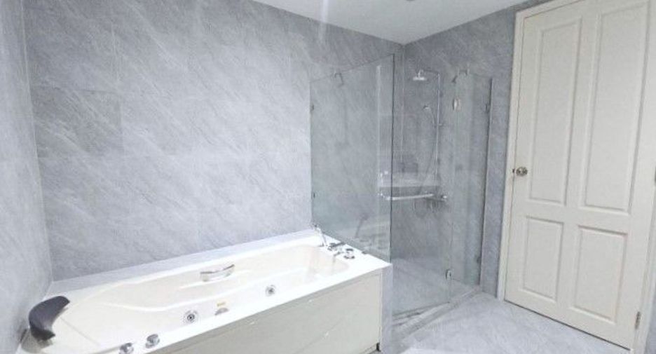 For sale 4 bedrooms condo in Khlong Toei, Bangkok