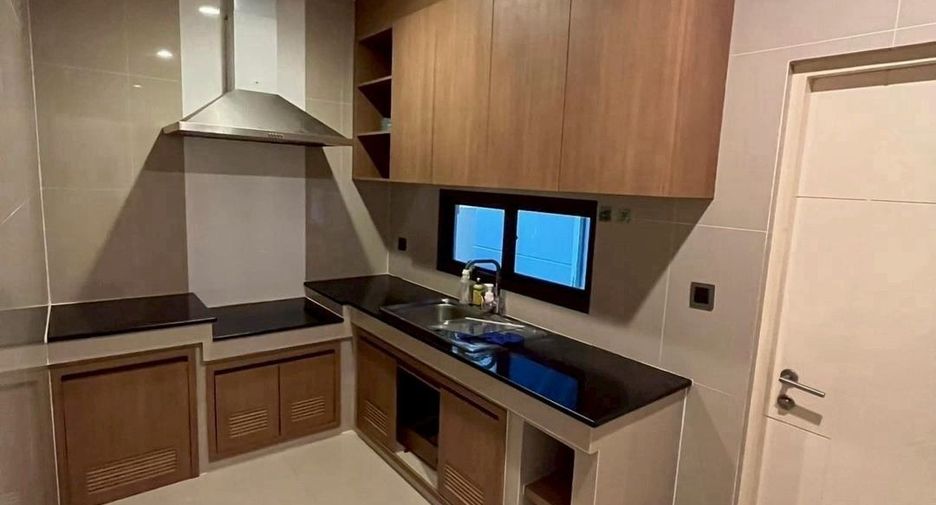 Casa en alquiler de 3 habitaciones en Bang Kapi, Bangkok