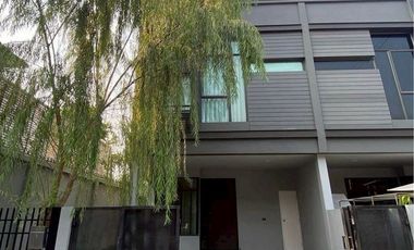 For sale 2 ベッドルーム townhouse in Saphan Sung, Bangkok