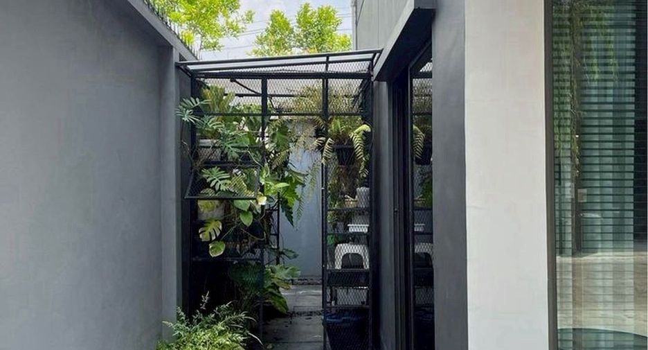 For sale 2 ベッドルーム townhouse in Saphan Sung, Bangkok