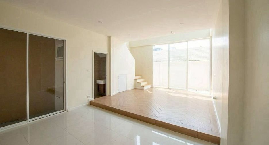 For sale 3 bedrooms townhouse in Lat Phrao, Bangkok