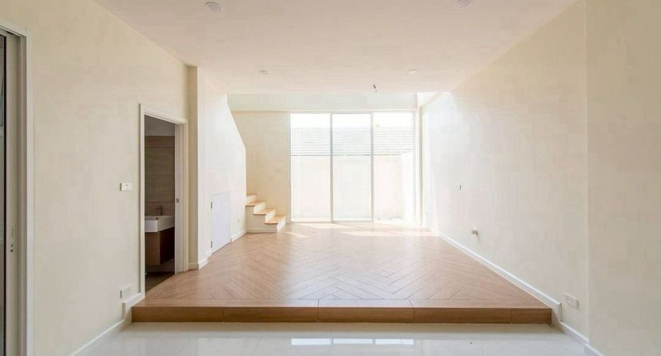 For sale 3 bedrooms townhouse in Lat Phrao, Bangkok