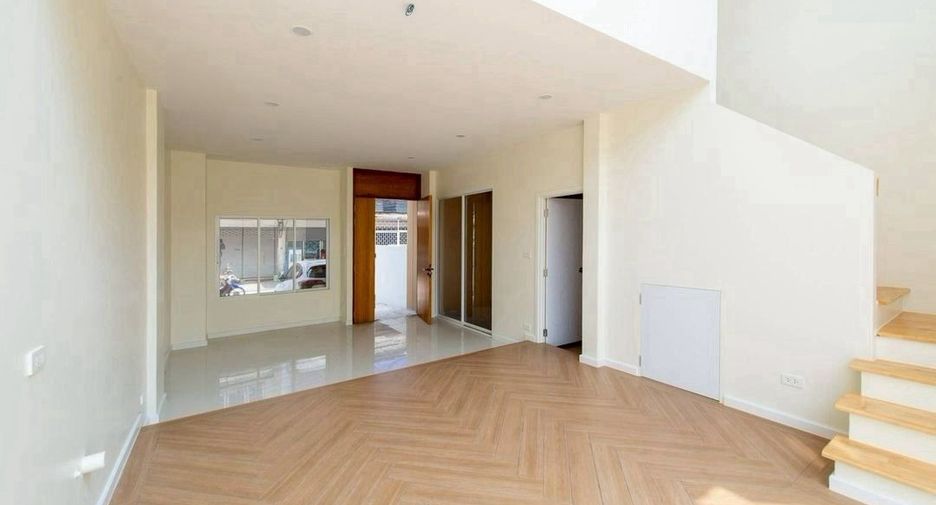 For sale 3 bedrooms townhouse in Lat Phrao, Bangkok