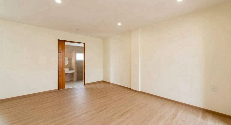 For sale 3 bedrooms townhouse in Lat Phrao, Bangkok