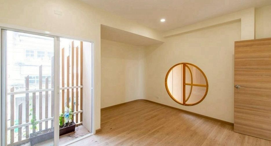 For sale 3 bedrooms townhouse in Lat Phrao, Bangkok