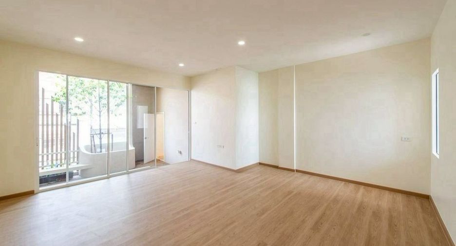 For sale 3 bedrooms townhouse in Lat Phrao, Bangkok