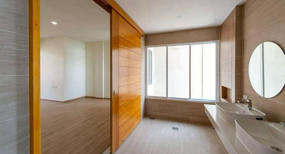For sale 3 bedrooms townhouse in Lat Phrao, Bangkok