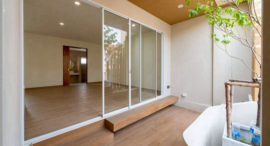 For sale 3 bedrooms townhouse in Lat Phrao, Bangkok