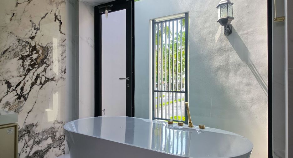 Haus zur Miete mit 5 Zimmer in Taling Chan, Bangkok