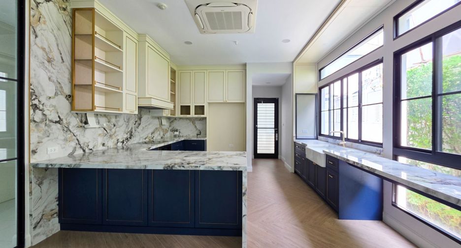 Haus zur Miete mit 5 Zimmer in Taling Chan, Bangkok