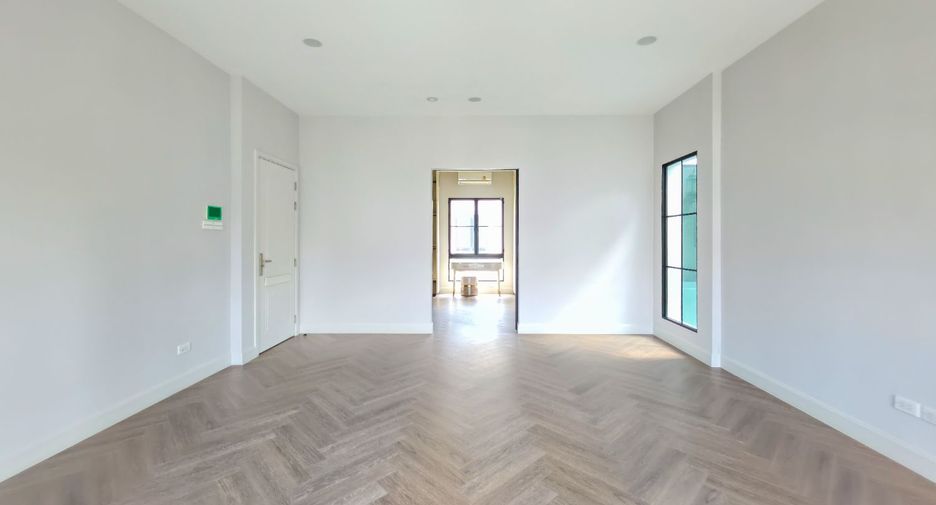 Haus zur Miete mit 5 Zimmer in Taling Chan, Bangkok
