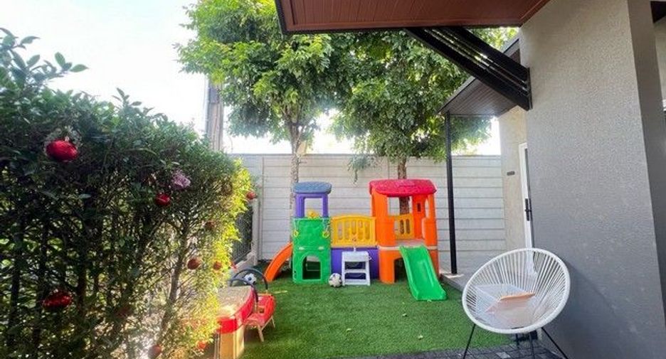 Haus zum Kauf mit 4 Zimmer in Khlong Sam Wa, Bangkok