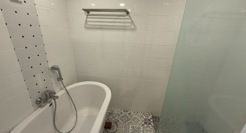 Wohnung zur Miete mit 3 Zimmer in Phra Khanong, Bangkok