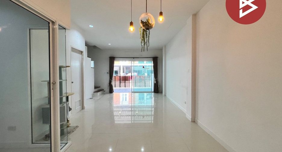 À vendre 4 chambres maison de ville à Mueang Chon Buri, Chonburi