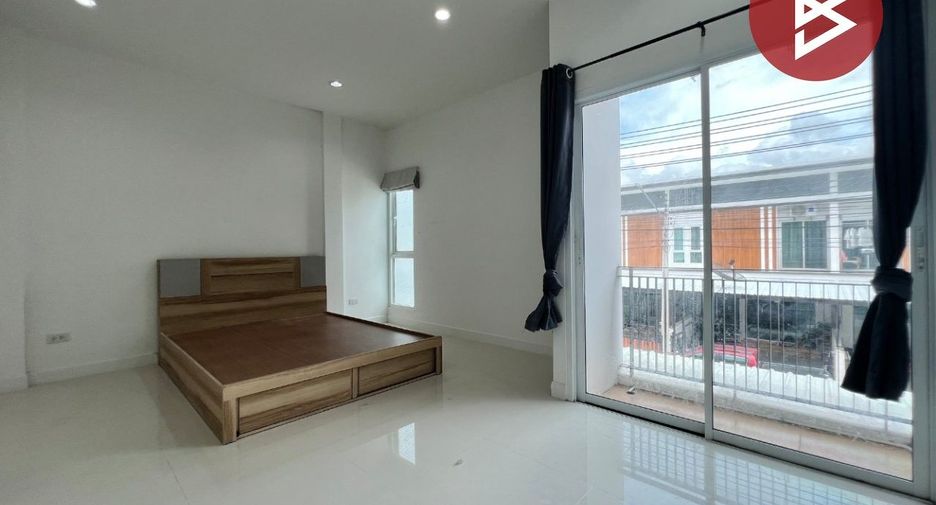 À vendre 4 chambres maison de ville à Mueang Chon Buri, Chonburi