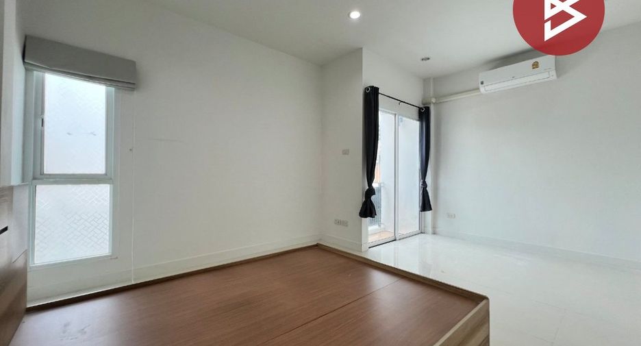 À vendre 4 chambres maison de ville à Mueang Chon Buri, Chonburi