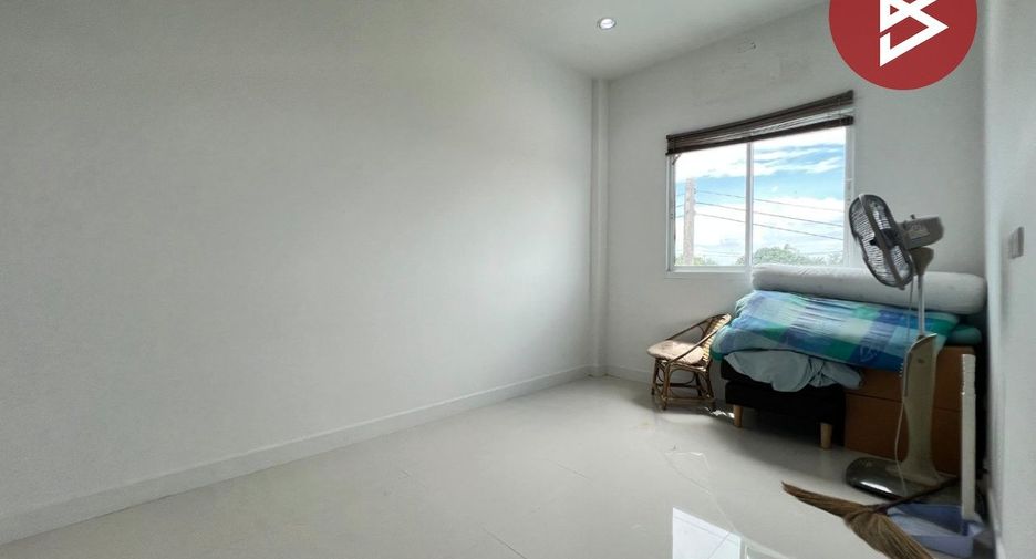 À vendre 4 chambres maison de ville à Mueang Chon Buri, Chonburi