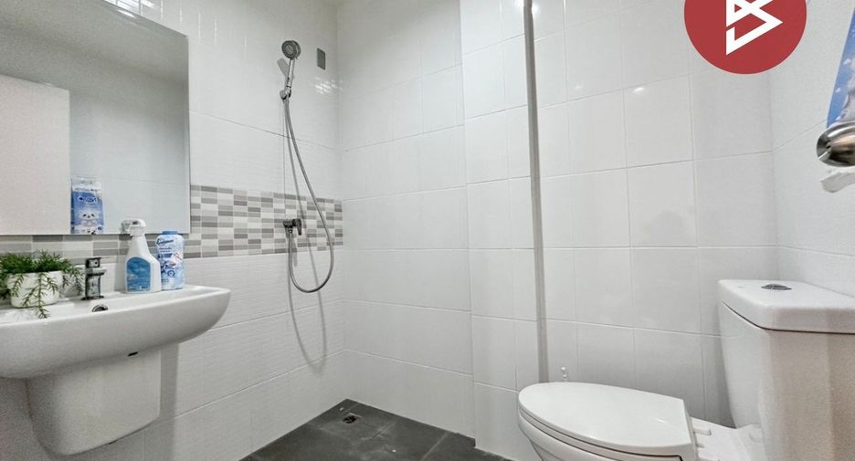À vendre 4 chambres maison de ville à Mueang Chon Buri, Chonburi