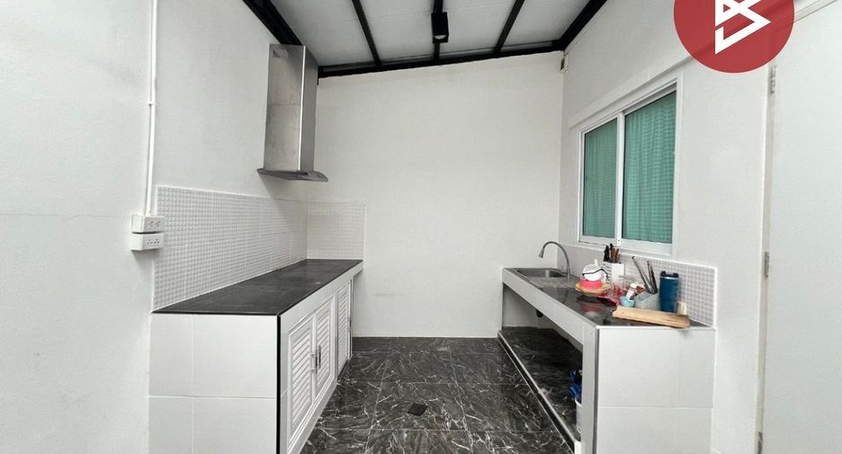 À vendre 4 chambres maison de ville à Mueang Chon Buri, Chonburi