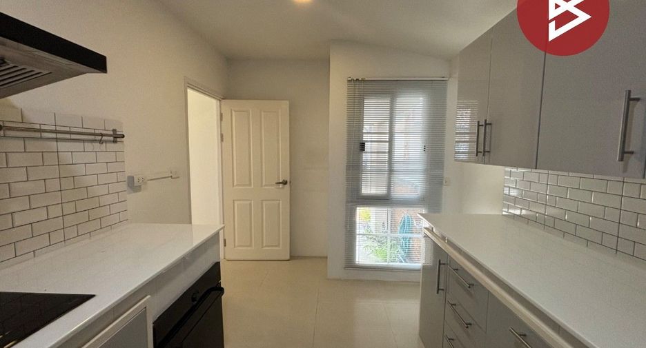 For sale 3 bedrooms townhouse in Mueang Samut Sakhon, Samut Sakhon