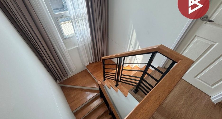 For sale 3 bedrooms townhouse in Mueang Samut Sakhon, Samut Sakhon