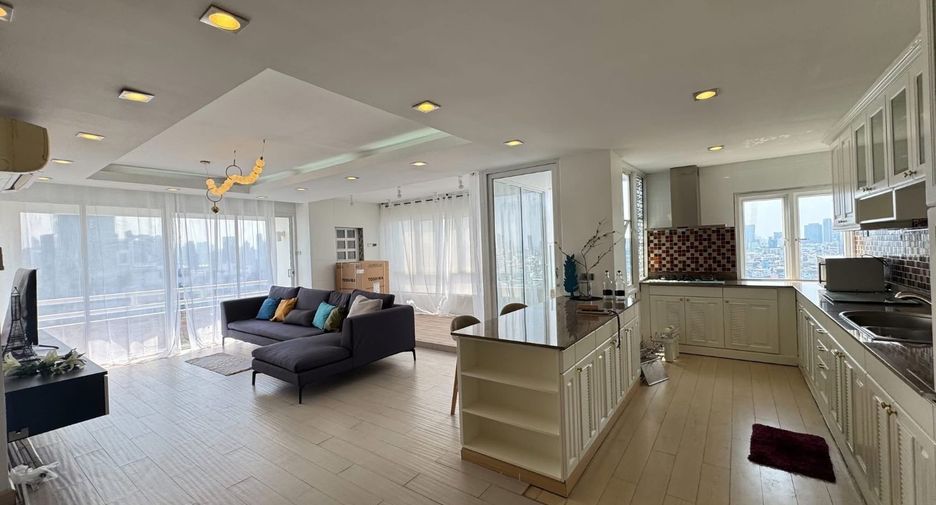 For rent 3 bedrooms condo in Huai Khwang, Bangkok