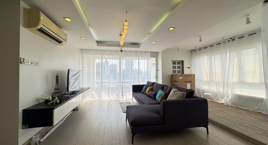 For rent 3 bedrooms condo in Huai Khwang, Bangkok