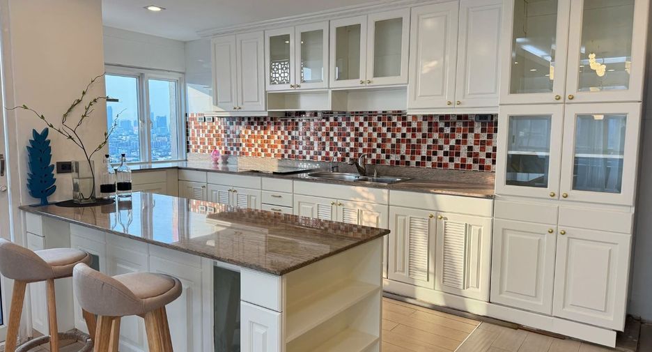 For rent 3 bedrooms condo in Huai Khwang, Bangkok
