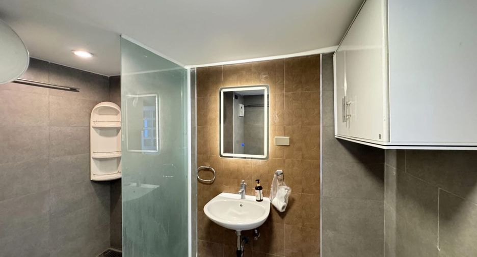 For rent 3 bedrooms condo in Huai Khwang, Bangkok