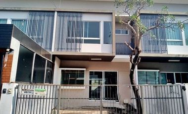 À vendre 1 chambre maison de ville à Thung Khru, Bangkok