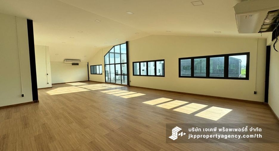 For rent warehouse in Saphan Sung, Bangkok