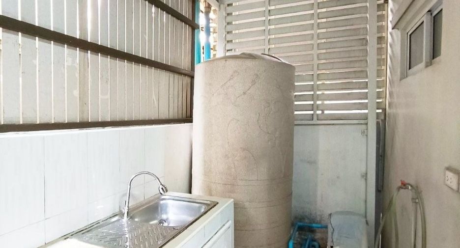 For rent and for sale 3 bedrooms townhouse in Saphan Sung, Bangkok