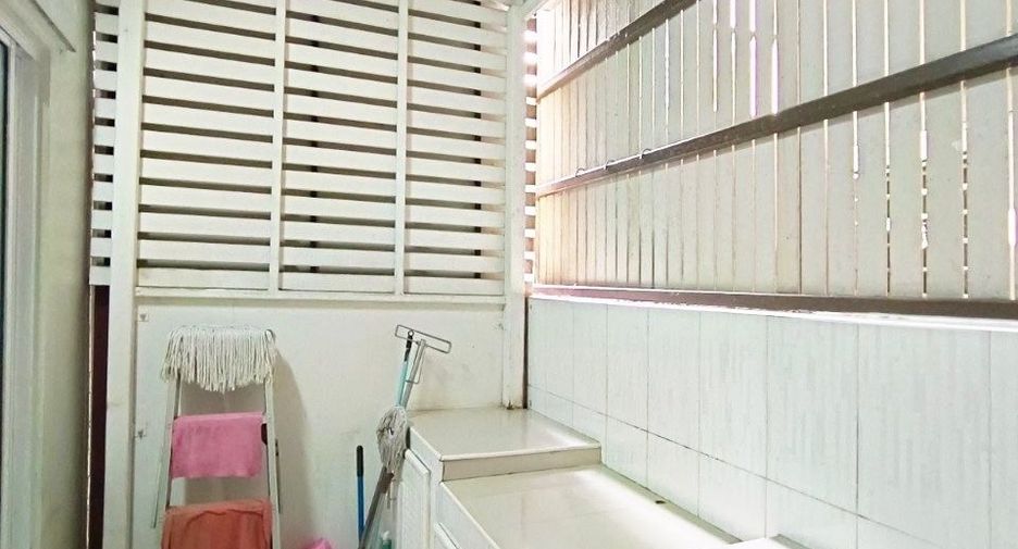 For rent and for sale 3 bedrooms townhouse in Saphan Sung, Bangkok