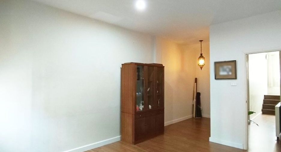 For rent and for sale 3 bedrooms townhouse in Saphan Sung, Bangkok