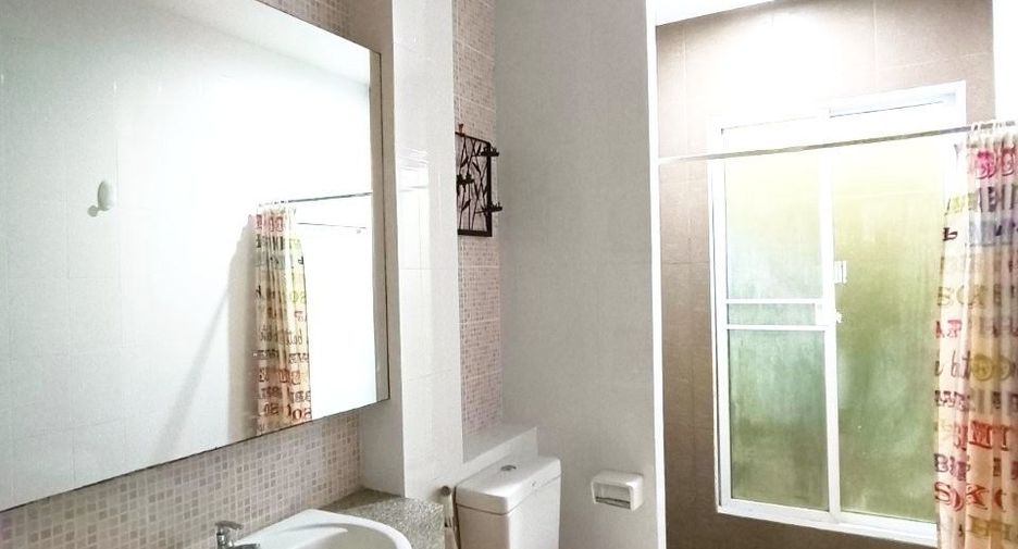 For rent and for sale 3 bedrooms townhouse in Saphan Sung, Bangkok