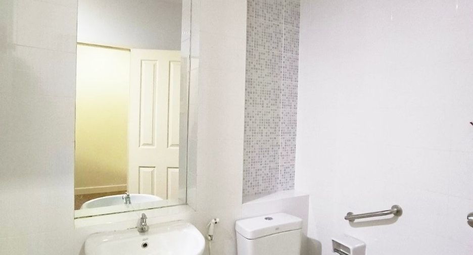 For rent and for sale 3 bedrooms townhouse in Saphan Sung, Bangkok