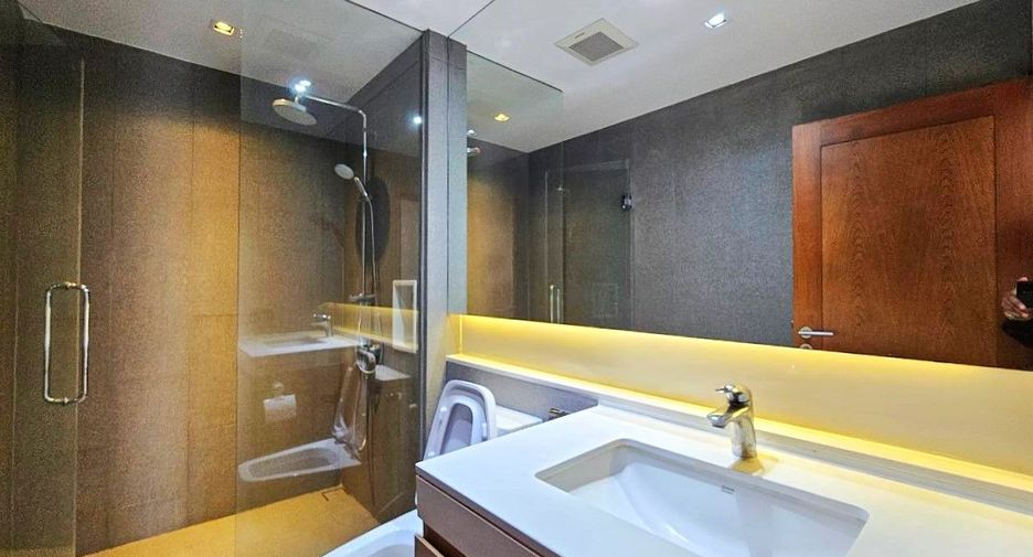 Аренда 3 спальни апартаменты с обслуживанием в Кхлонг Тоеи, Бангкок