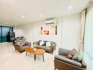 Casa adosada en alquiler y en venta de 3 habitaciones en Don Mueang, Bangkok