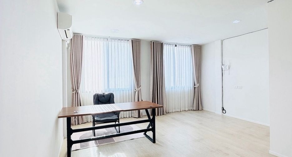 Casa adosada en alquiler y en venta de 3 habitaciones en Don Mueang, Bangkok