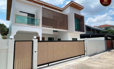 For sale 5 ベッドルーム house in Wang Thonglang, Bangkok